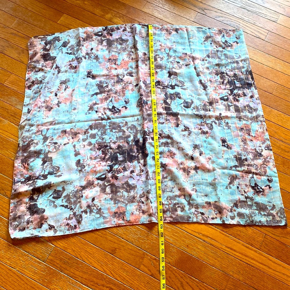 Scarf with pretty print has gold filament smoke free hm
